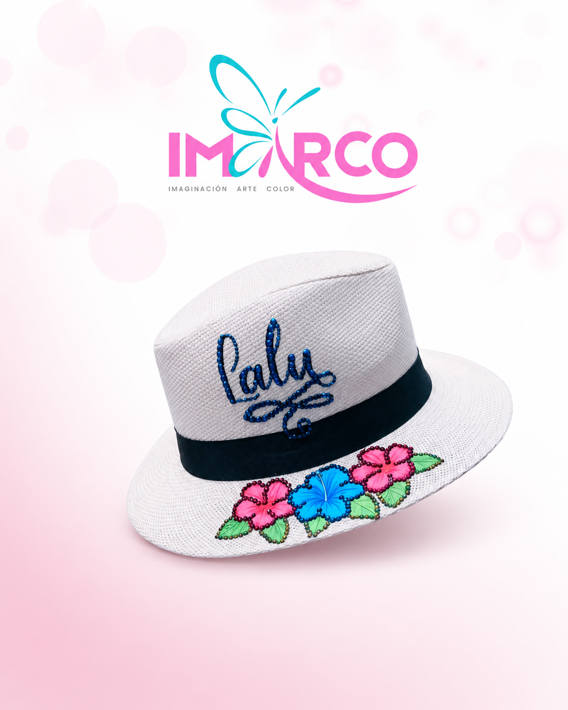 Sombrero personalizado con tu nombre y elementos especiales que representen tu estilo, personalidad o historia. Decoración en DTF y pedrería.
Perfecto para regalos, cumpleaños, viajes, sesiones de fotos, eventos especiales o para lucir un accesorio hecho solo para ti.