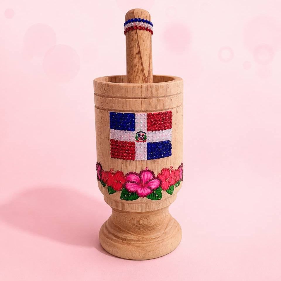 Pilón de madera personalizado con tu nombre y elementos especiales que representen tu estilo, personalidad o historia. Decoración en DTF y pedrería. 
Perfecto para regalos, cumpleaños, viajes, sesiones de fotos, eventos especiales o para lucir un accesorio hecho solo para ti