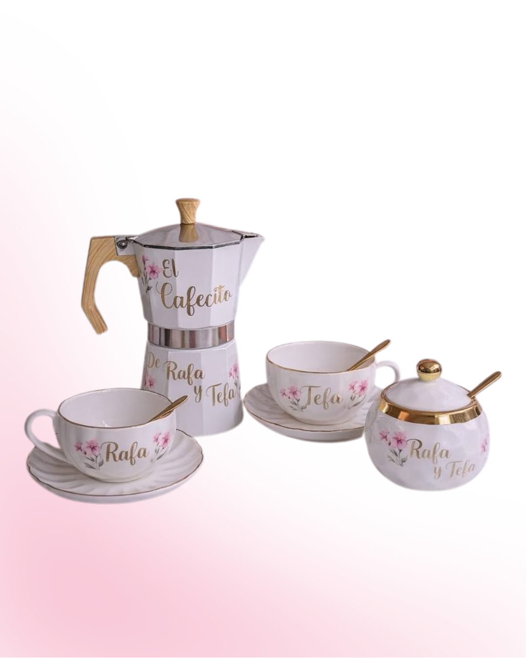 Set COFFEE SWEET es un detalle elegante, romántico y lleno de encanto para quienes disfrutan el café con estilo. Su diseño delicado estilo Británico con flores, tonos suaves y detalles dorados lo convierte en una pieza perfecta para decorar tu cocina, sorprender a una pareja, celebrar un aniversario, regalar en una boda, cumpleaños, bridal shower o simplemente crear un rincón especial para disfrutar cada taza.

Contiene la greca con aza de madera (9 tazas), azucarera, dos tazas con platicos y cuchara.