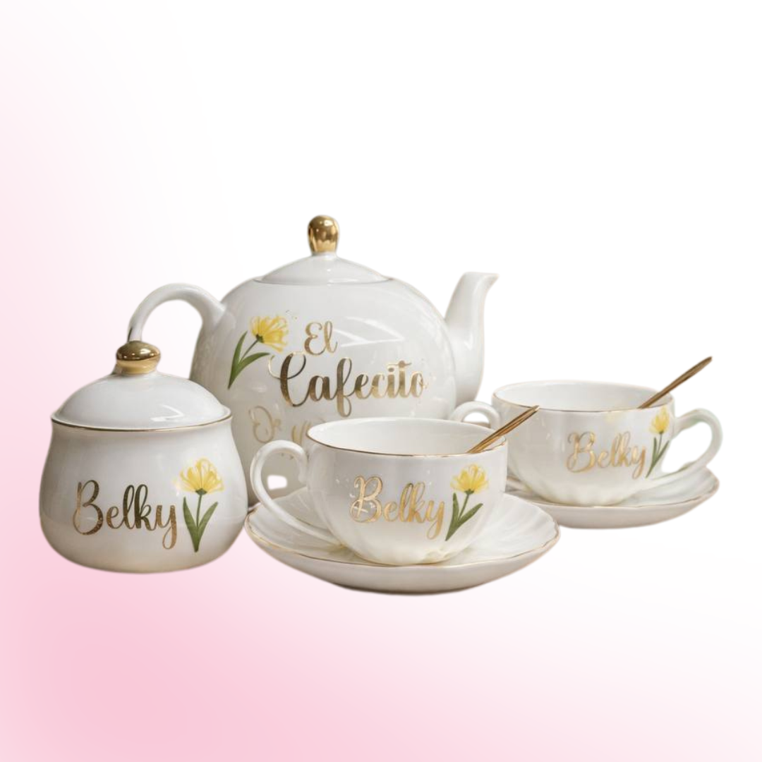 Contiene la tetera, azucarera, dos tazas con platicos y cucharitas. Perfecta para regalar, para personalizar, para decorar tu cocina, para amantes del café y el te.
