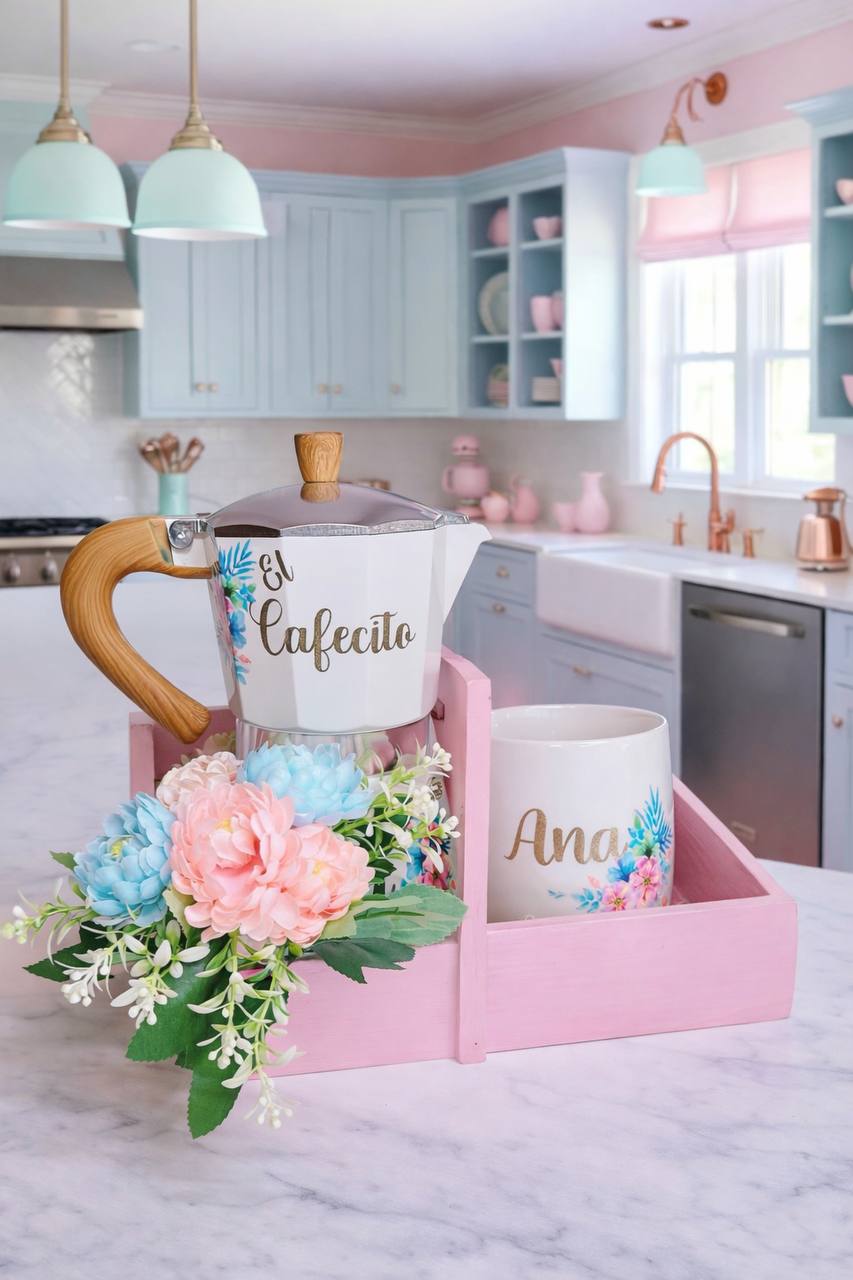 Set de greca con asa de madera, y taza con bandeja. Su diseño floral en tonos suaves, acompañado de una greca personalizada y una taza con nombre, lo convierte en una pieza perfecta para decorar la cocina, regalar a una amante del café o sorprender a alguien especial con un detalle único y memorable.

Contiene la greca con aza de madera de capacidad 7 tazas, 1 taza y una cajita de madera.