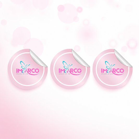 Stickers circulares personalizables. Disponibles en acabado glossy o transparente, en tamaños de 1.5 pulgadas y 2.2 pulgadas, con opciones de impresión de 50, 100 o 200 unidades. Perfectos para darle a tu marca una presentación más profesional, bonita y memorable.
